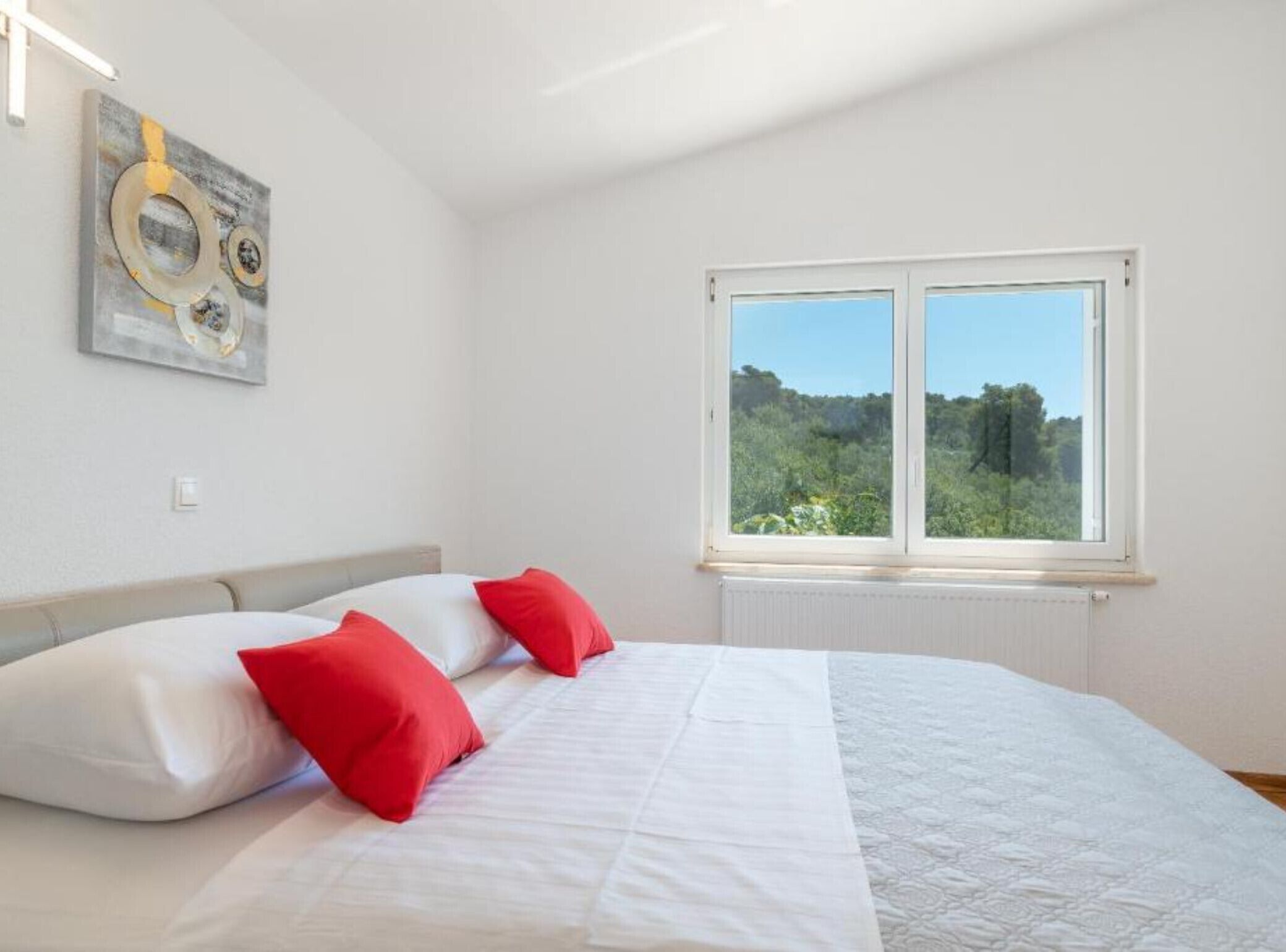 3 bedrooms, internet, bed sheets