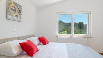 3 bedrooms, internet, bed sheets