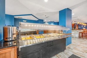 Dining - 18th-floor ocean view condo with pool, hot tub, private balcony & beach access (Myrtle Beach)