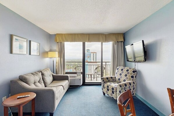 Living area - 18th-floor ocean view condo with pool, hot tub, private balcony & beach access (Myrtle Beach)
