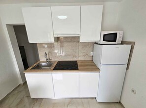 Kühlschrank, Mikrowelle, Kochgeschirr/Geschirr/Besteck