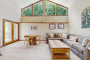 TV, books - Stunning waterfront home with beach access & whale watching (Langley)