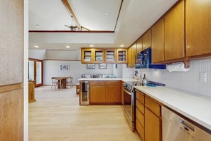 Coffee/tea maker, fridge, microwave, oven - Stunning waterfront home with beach access & whale watching (Langley)