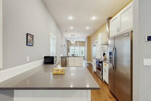 Fridge, microwave, oven, stovetop - Spacious dog-friendly home - walking distance to Bentonville Square (Bentonville)