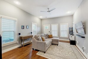 Living area - Spacious dog-friendly home - walking distance to Bentonville Square (Bentonville)