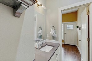 Bathroom - Spacious dog-friendly home - walking distance to Bentonville Square (Bentonville)