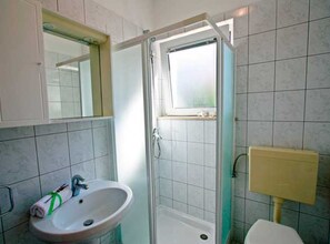 Dusche, Haartrockner, Handtücher
