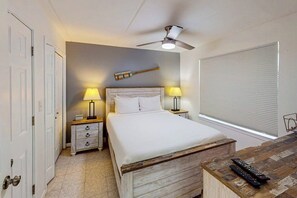 Iron/ironing board, Internet, bed sheets - Beach condo with full kitchen, patio, AC, WIFI and shared pool, hot tub (South Padre Island)