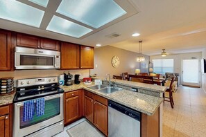 Coffee/tea maker, fridge, microwave, oven - Beach condo with full kitchen, patio, AC, WIFI and shared pool, hot tub (South Padre Island)