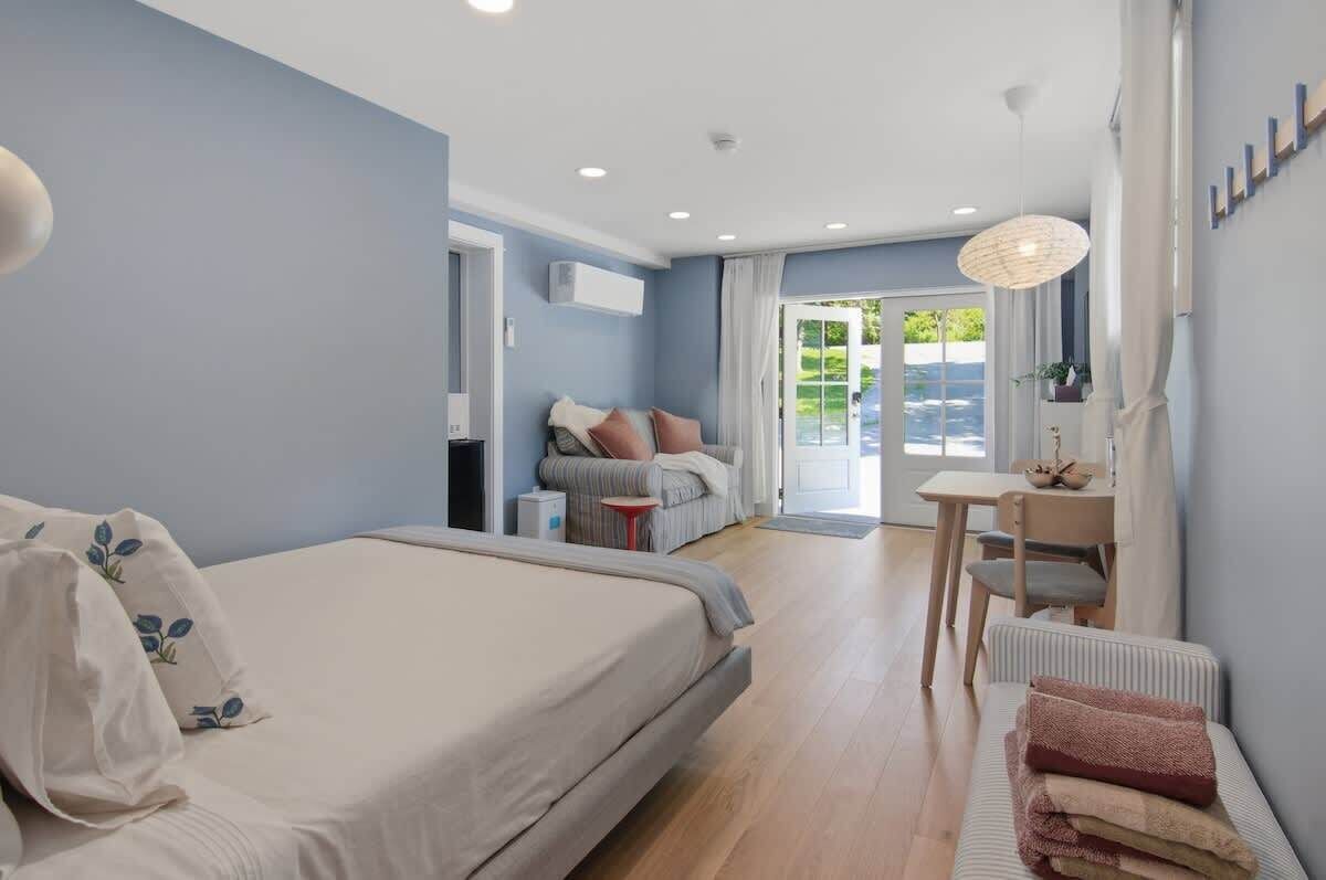 Iron/ironing board, travel crib, WiFi, bed sheets