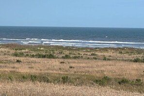 On the beach - Beautiful top-floor condo with bay views & resort-style amenities (Galveston)