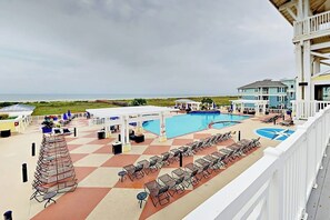 Property grounds - Beautiful top-floor condo with bay views & resort-style amenities (Galveston)