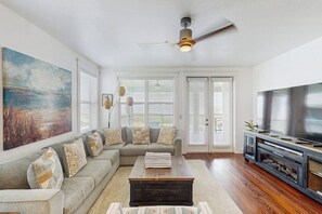 TV, DVD player, ping pong - Beautiful top-floor condo with bay views & resort-style amenities (Galveston)