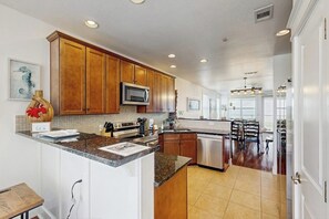 Fridge, microwave, oven, stovetop - Beautiful top-floor condo with bay views & resort-style amenities (Galveston)