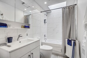 Hair dryer, towels, toilet paper - Vrbo Property (Montréal)