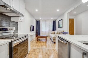 Private kitchen - Vrbo Property (Montréal)