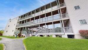 Un immeuble à plusieurs étages doté d’un atrium central, de balcons et d’une galerie couverte.
