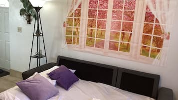 Appart'hôtel, non-fumeurs, vue jardin | Coin séjour | Télévision LED de 50 pouces avec chaînes par satellite, Netflix, Hulu