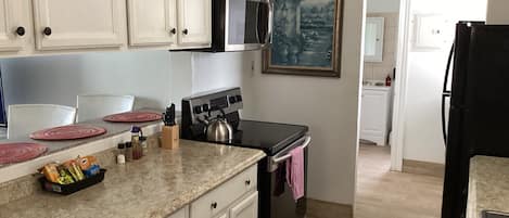Condo, para no fumadores, vista al jardín | Escritorio y espacio para trabajar con laptop