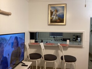 Lägenhet - icke-rökare - utsikt mot trädgården | Vardagsrum | 50-tums LED-tv med satellitkanaler, Netflix och Hulu
