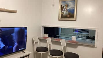 Condo, Non Smoking, Garden View | Meja, ruang kerja komputer riba, seterika/papan seterika, Wi-fi percuma