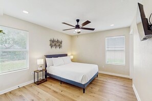 Iron/ironing board, Internet, bed sheets - Beautiful home with free wifi, full kitchen, & board games - Steps to sand (Corpus Christi)