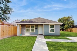 Exterior - Beautiful home with free wifi, full kitchen, & board games - Steps to sand (Corpus Christi)