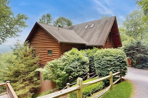 Exterior - Family Adventure Retreat in Banner Elk | Pool Table, Fire Pit & Mountain Views (Banner Elk)