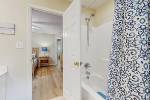 Bathroom - Charming house with screened-in patio, central AC, close to beach & golf (Pawleys Island)