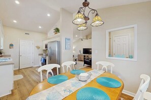 Dining - Charming house with screened-in patio, central AC, close to beach & golf (Pawleys Island)