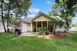 Exterior - Charming house with screened-in patio, central AC, close to beach & golf (Pawleys Island)