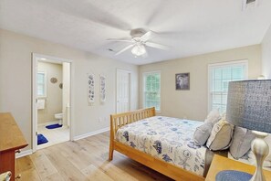 Room - Charming house with screened-in patio, central AC, close to beach & golf (Pawleys Island)