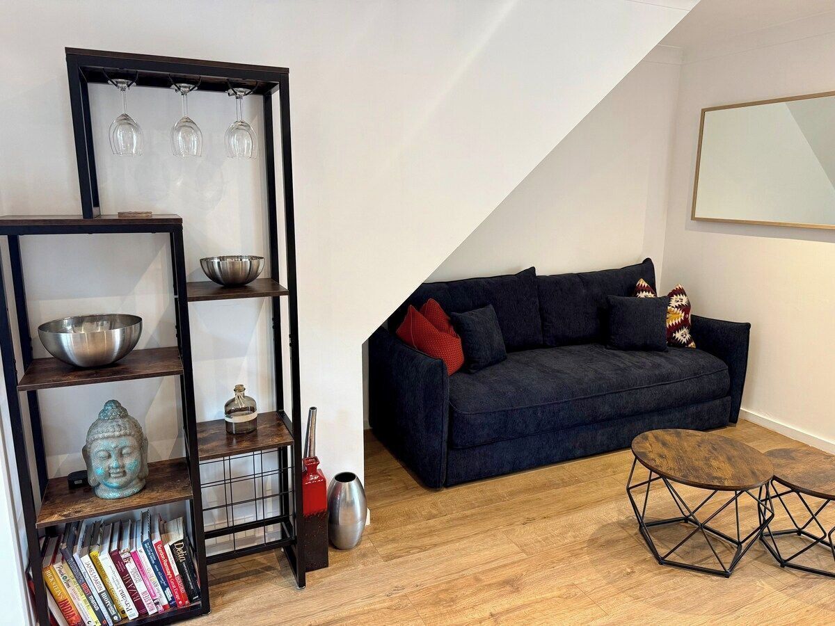 Modern 2-bed House | Free Parking | Near M5 & City - Worcester