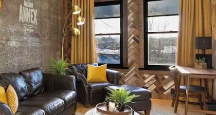 Beautiful Condo in heart of Ballard! Enjoy shopping & restaurants steps away!!