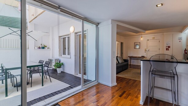 Een modern appartement met een eetgedeelte, keuken en woonruimte.