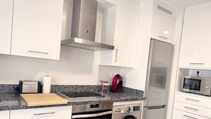 Apartamento familiar, vistas a la ciudad | Cocina privada | Horno, placa de cocina y utensilios de cocina