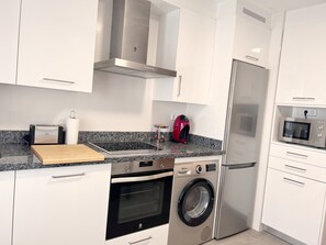 Family Apartment, City View | Private kitchen - Apartamento Europa CentriC (Oviedo)
