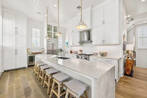 Coffee/tea maker, fridge, microwave, oven - Beautiful three-story house with spacious balcony, full kitchen and shared pool (Port Aransas)