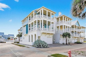 Exterior - Beautiful three-story house with spacious balcony, full kitchen and shared pool (Port Aransas)