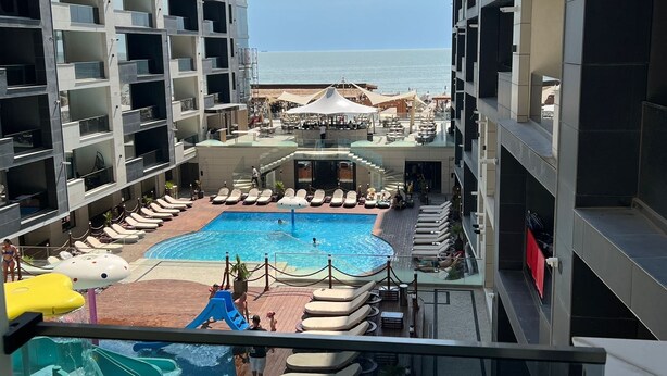 Una piscina amb tobogans, relaxants i vista al mar.