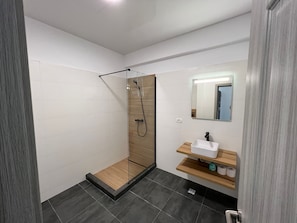 Shower, hair dryer, towels, soap - PROMENADA RESORTS SEA VIEWS APARTAMENTS (Mamaia-Sat)
