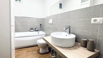 Dusche, Whirlpool, Haartrockner, Bidet
