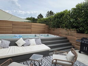 Terrace/patio - Little Rozel Retreat | Hot Tub, Swim Spa | Close to Town and Nature (East Grinstead)