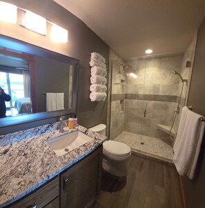 Bathroom - Lakeview Retreat Stunning Views Close to Downtown CDA 2 bed 2 bath (Coeur d'Alene)