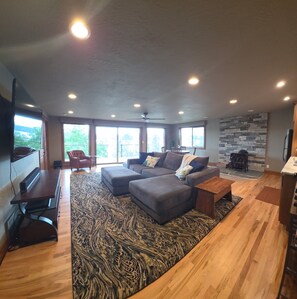 Living area - Lakeview Retreat Stunning Views Close to Downtown CDA 2 bed 2 bath (Coeur d'Alene)