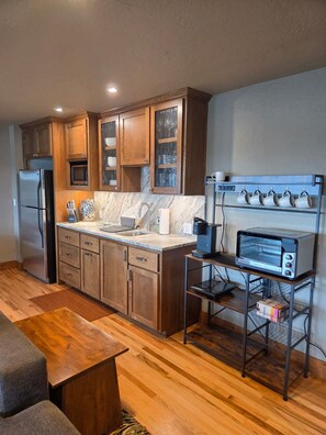 Private kitchen - Lakeview Retreat Stunning Views Close to Downtown CDA 2 bed 2 bath (Coeur d'Alene)