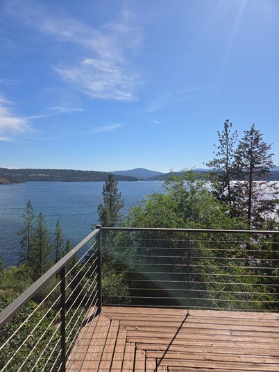 Lakeview Retreat Stunning Views Close to Downtown CDA 2 bed 2 bath