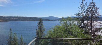 Lakeview Retreat Stunning Views Close to Downtown CDA 2 bed 2 bath