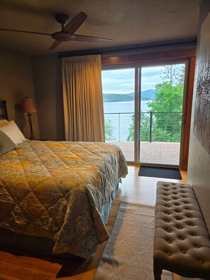 Room - Lakeview Retreat Stunning Views Close to Downtown CDA 2 bed 2 bath (Coeur d'Alene)