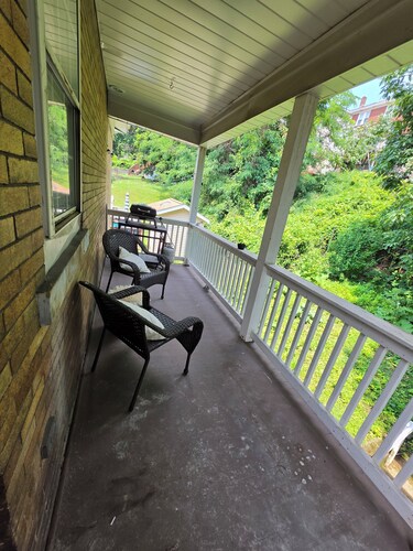 Modern 2br apt walking distance to the T
